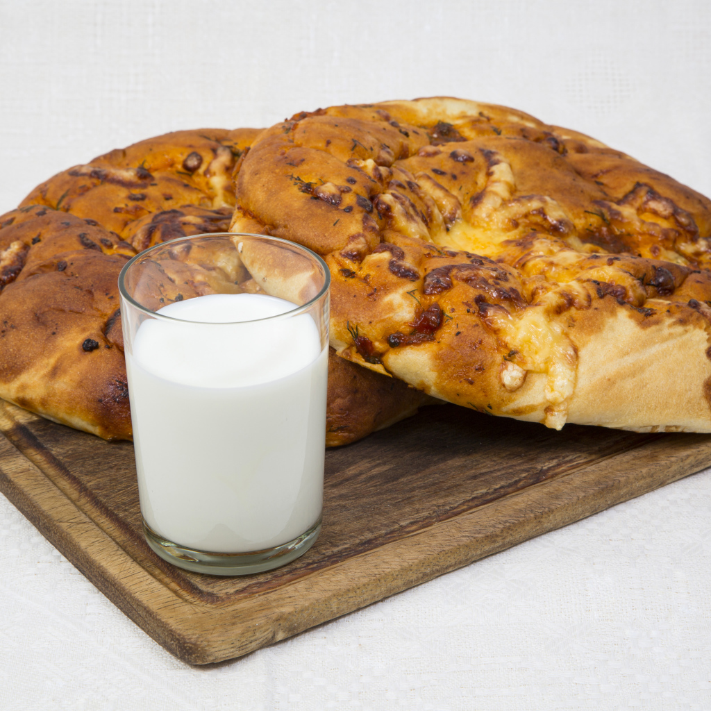 Две свежие булочки со стаканом молока