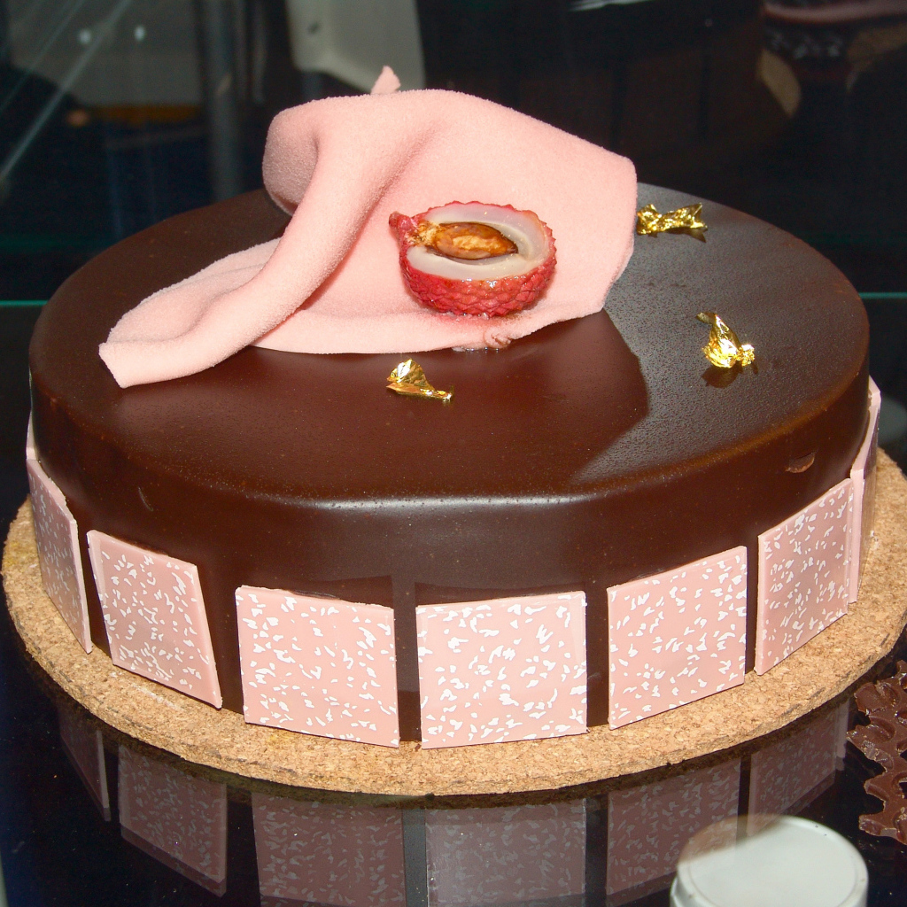 Красивый шоколадный торт с розовыми вставками 