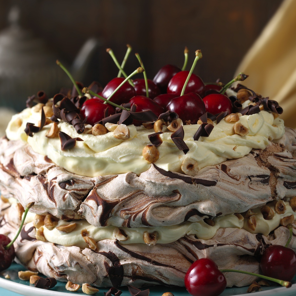 Красивый кремовый торт с шоколадом и ягодами черешни и орехами