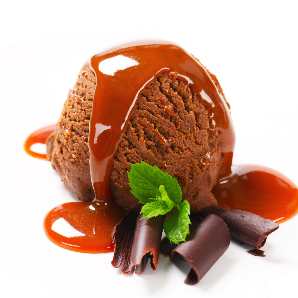 Шарик шоколадного мороженого с джемом на белом фоне 