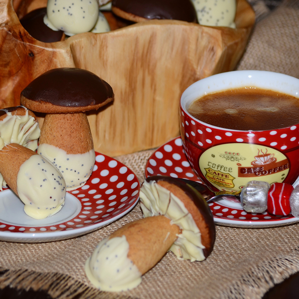 Чашка кофе на столе с печеньем грибочки 