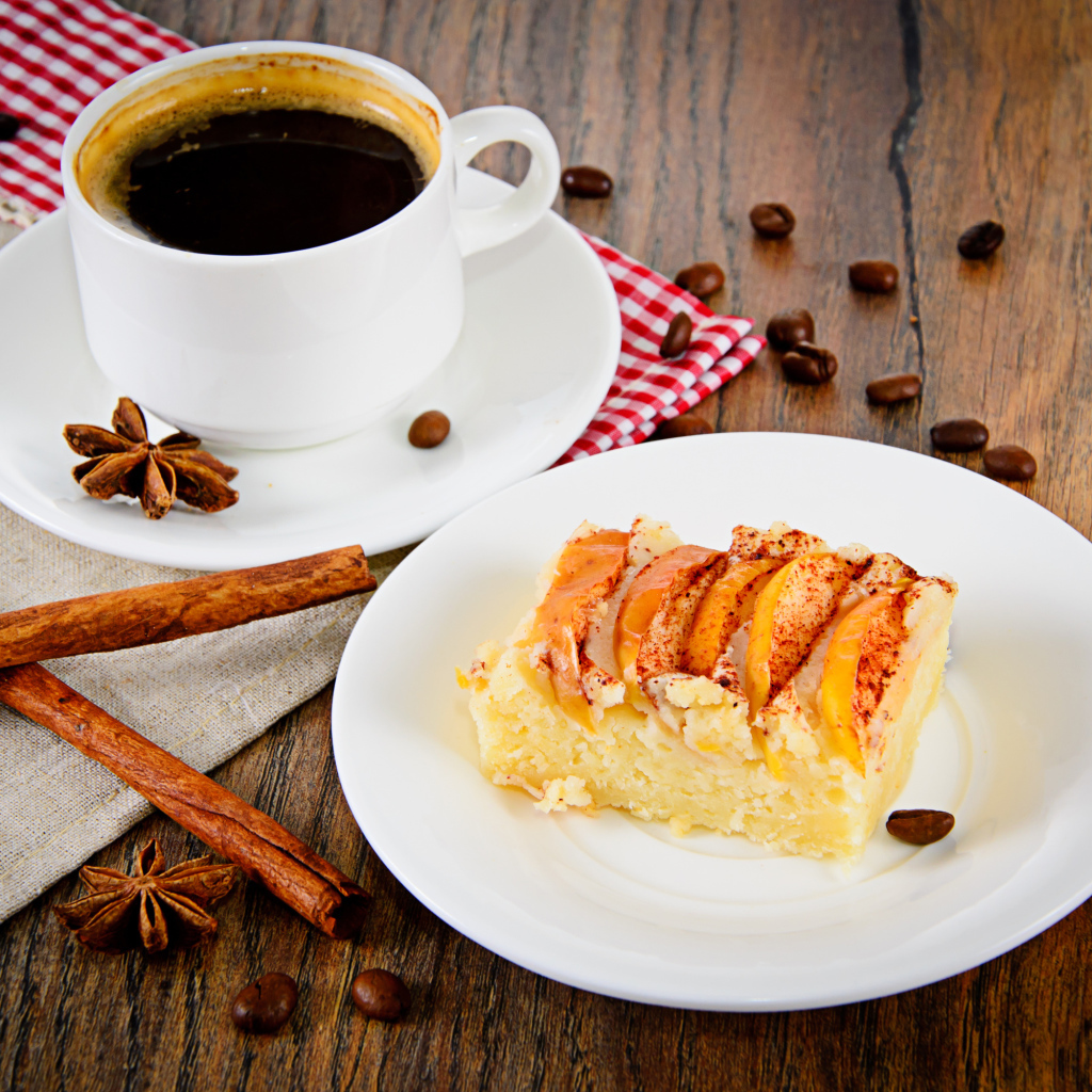 Чашка кофе на столе с кусочком пирога