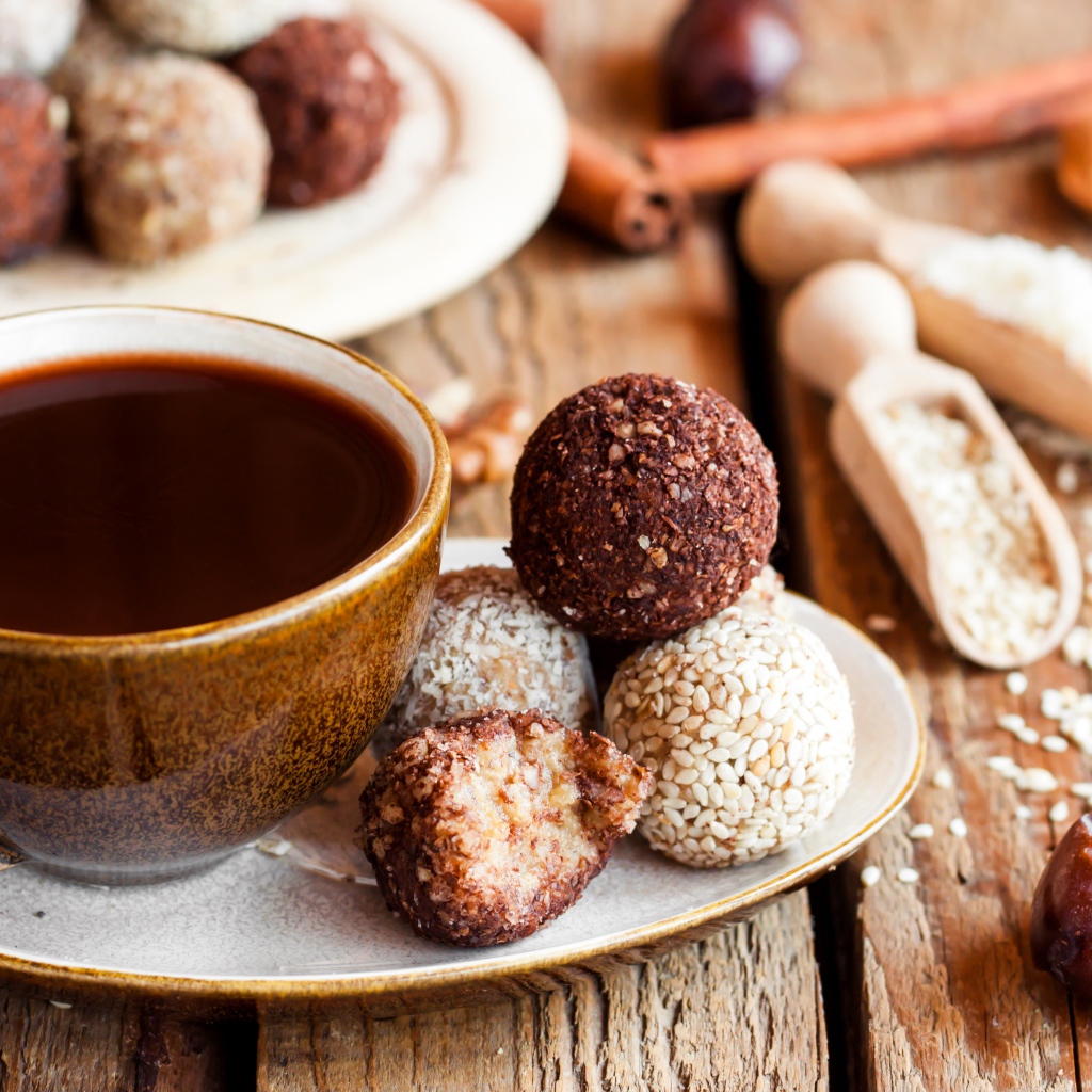 Большая чашка кофе с круглыми аппетитными конфетами