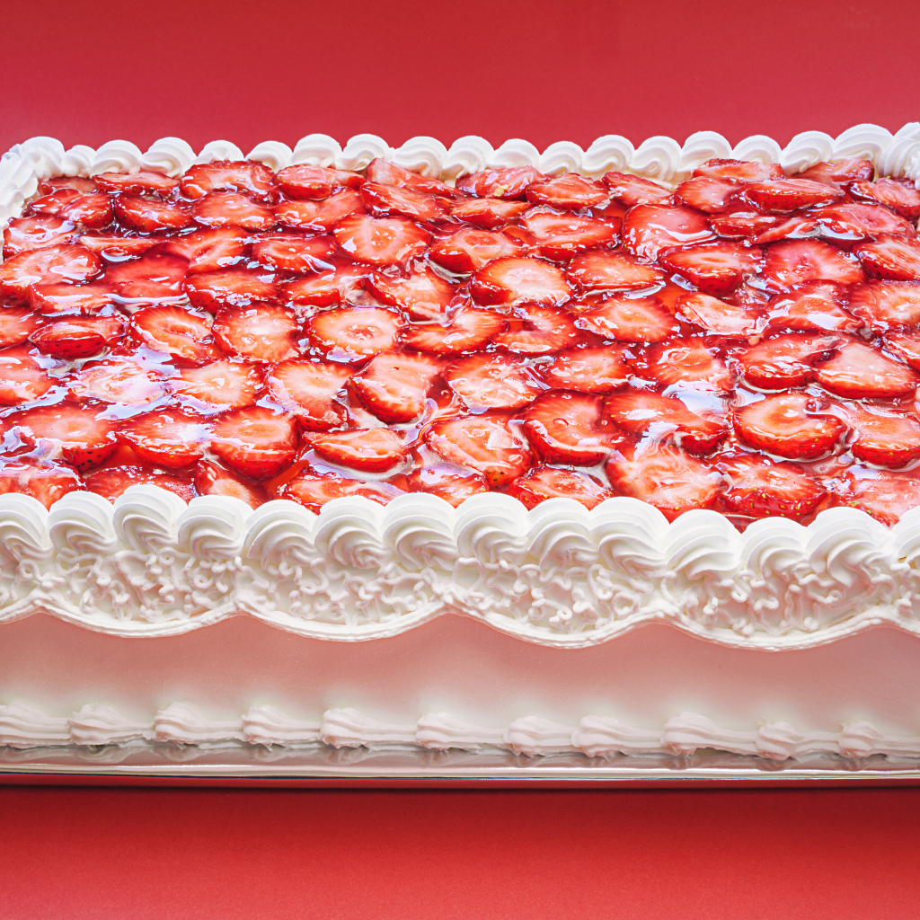 Большой праздничный торт с белым кремом и клубникой