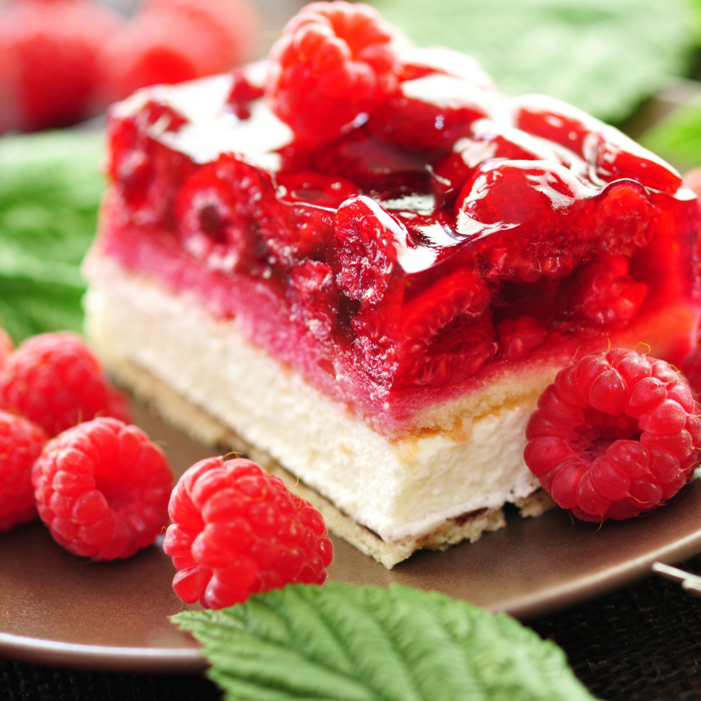 Кусок чизкейка с ягодами малины 