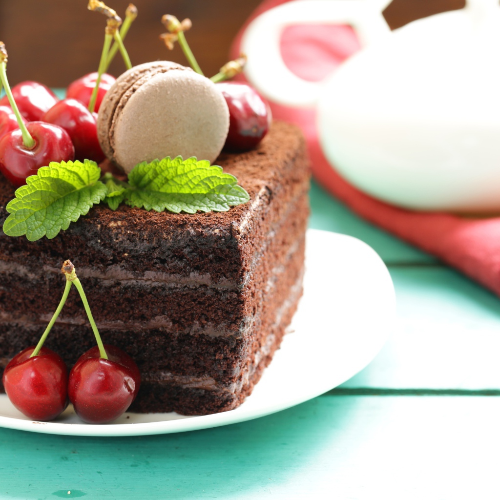 Кусок шоколадного торта с ягодами черешни 