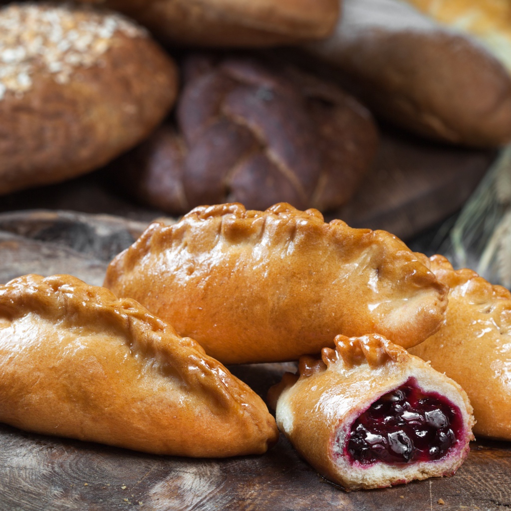 Аппетитные булочки с вишней