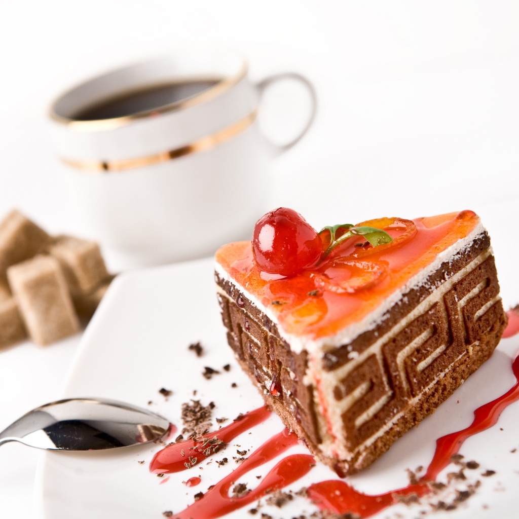 Аппетитное пирожное на столе с чашкой кофе и сахаром