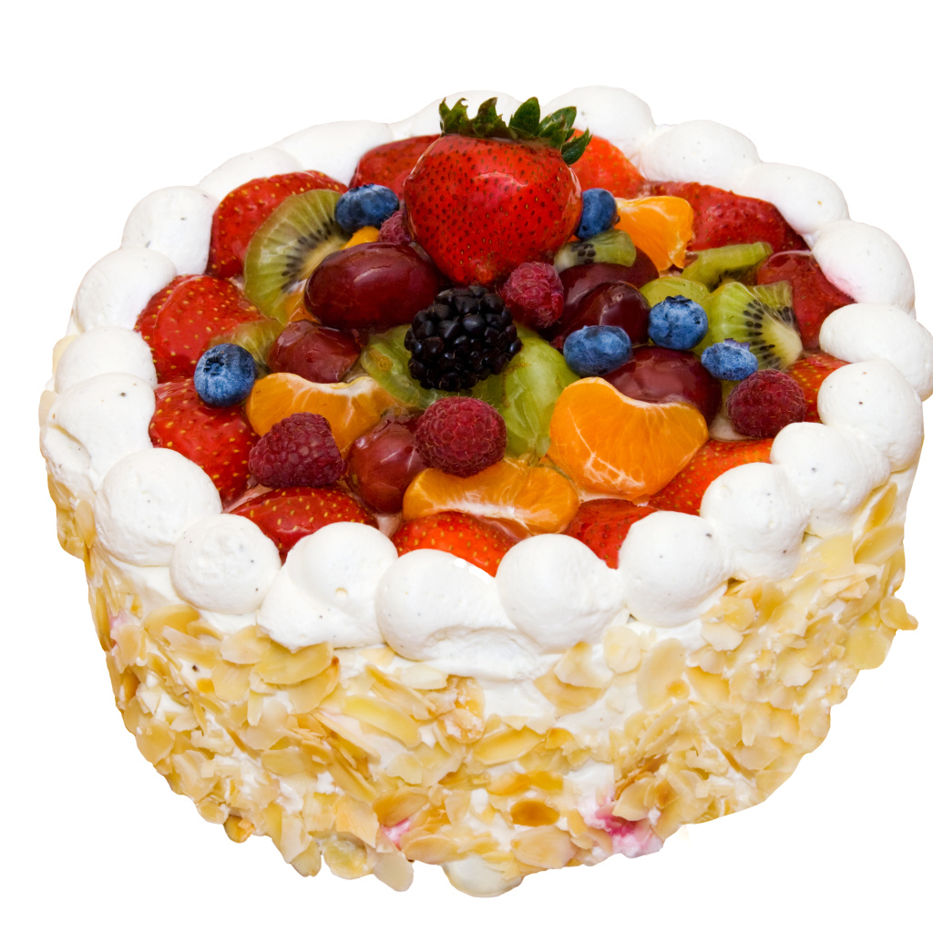 Аппетитный торт с ягодами на белом фоне