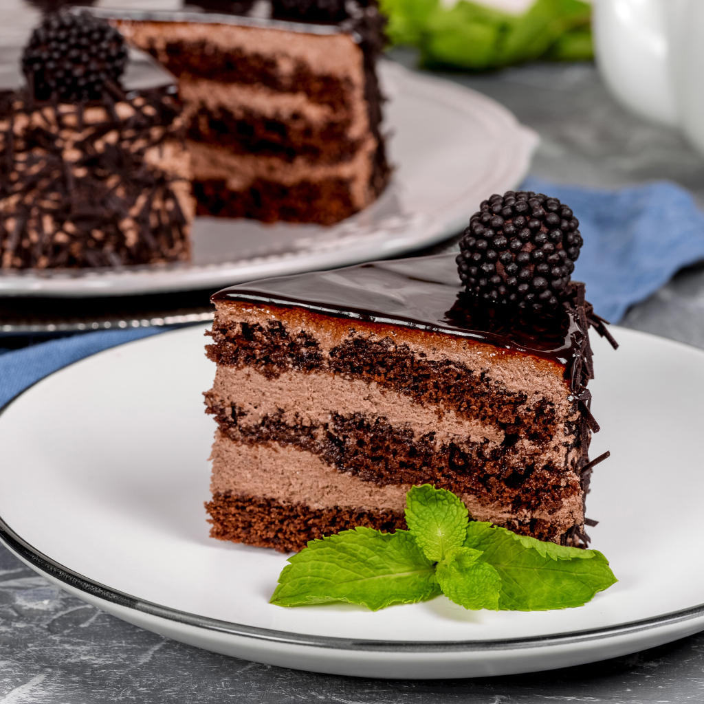 Аппетитный торт с шоколадом и кремом на тарелке