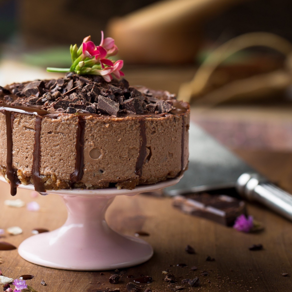 Аппетитное пирожное с кусочками шоколада 