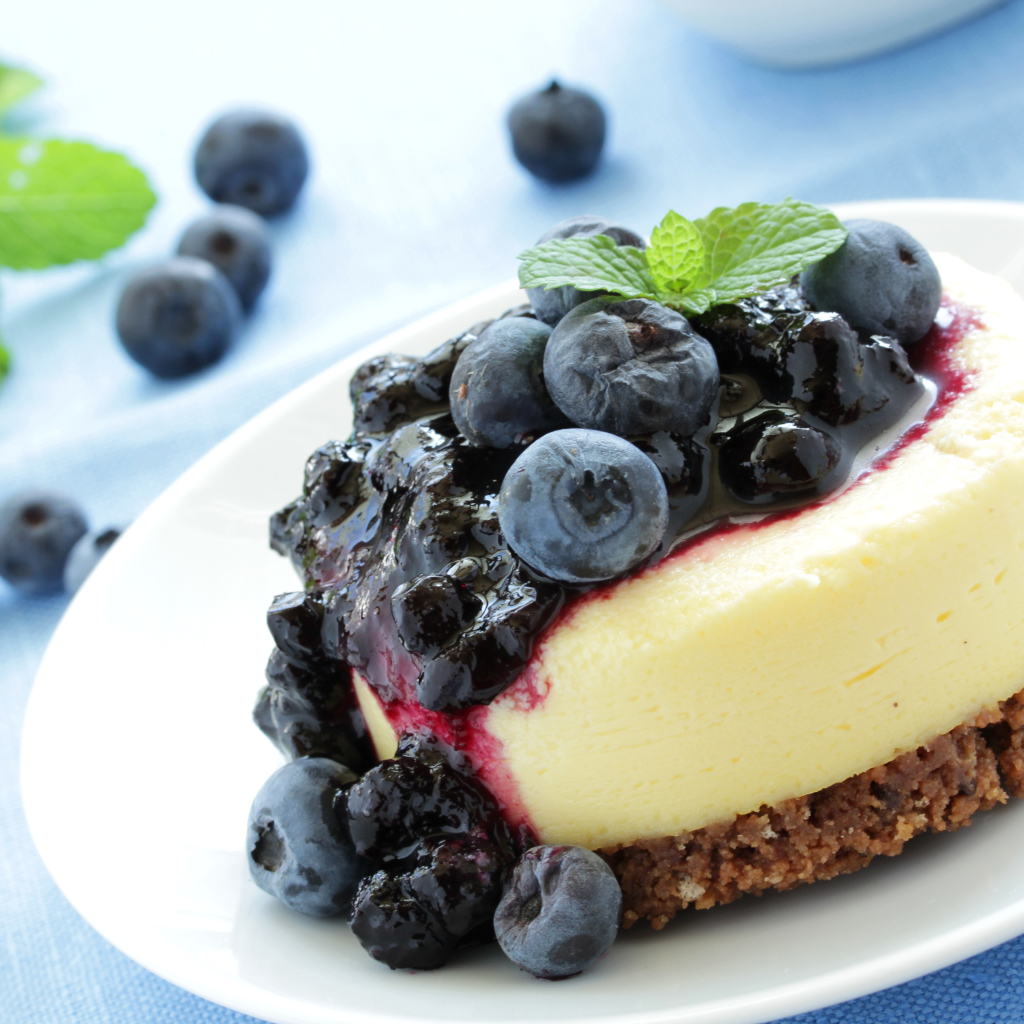 Аппетитное пирожное с джемом и ягодами черники