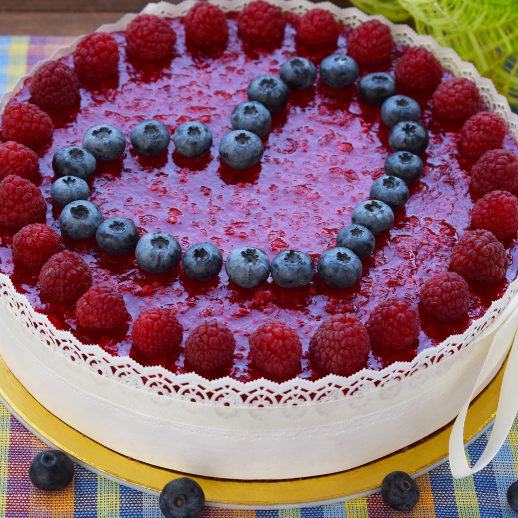 Аппетитный торт с ягодами малины и черники