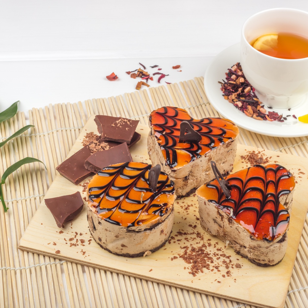 Аппетитные пирожные с чаем на столе