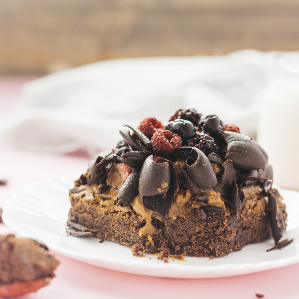 Аппетитный шоколадный десерт брауни с ягодами 