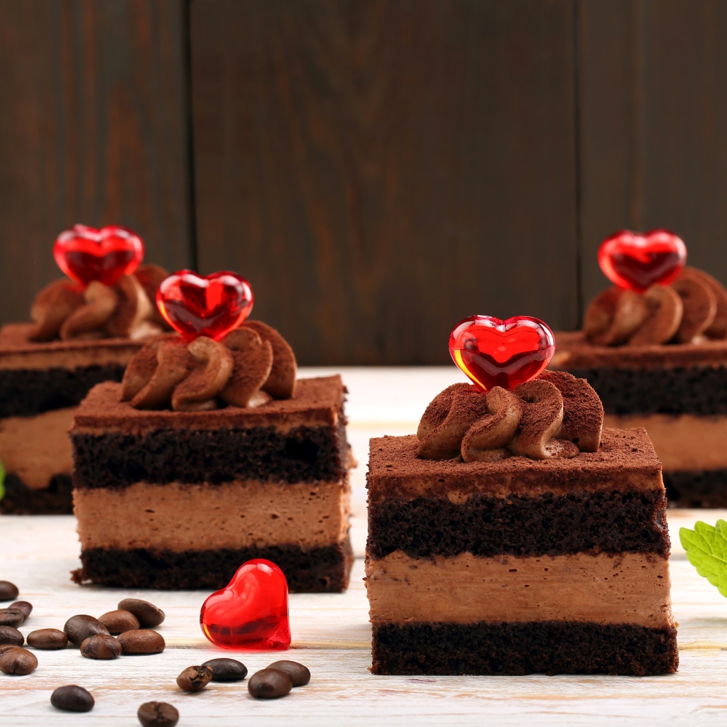 Аппетитные шоколадные пирожные с красными сердечками
