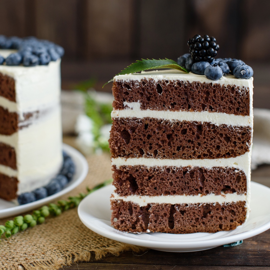 Аппетитный кофейный торт с кремом и ягодами черники и ежевики