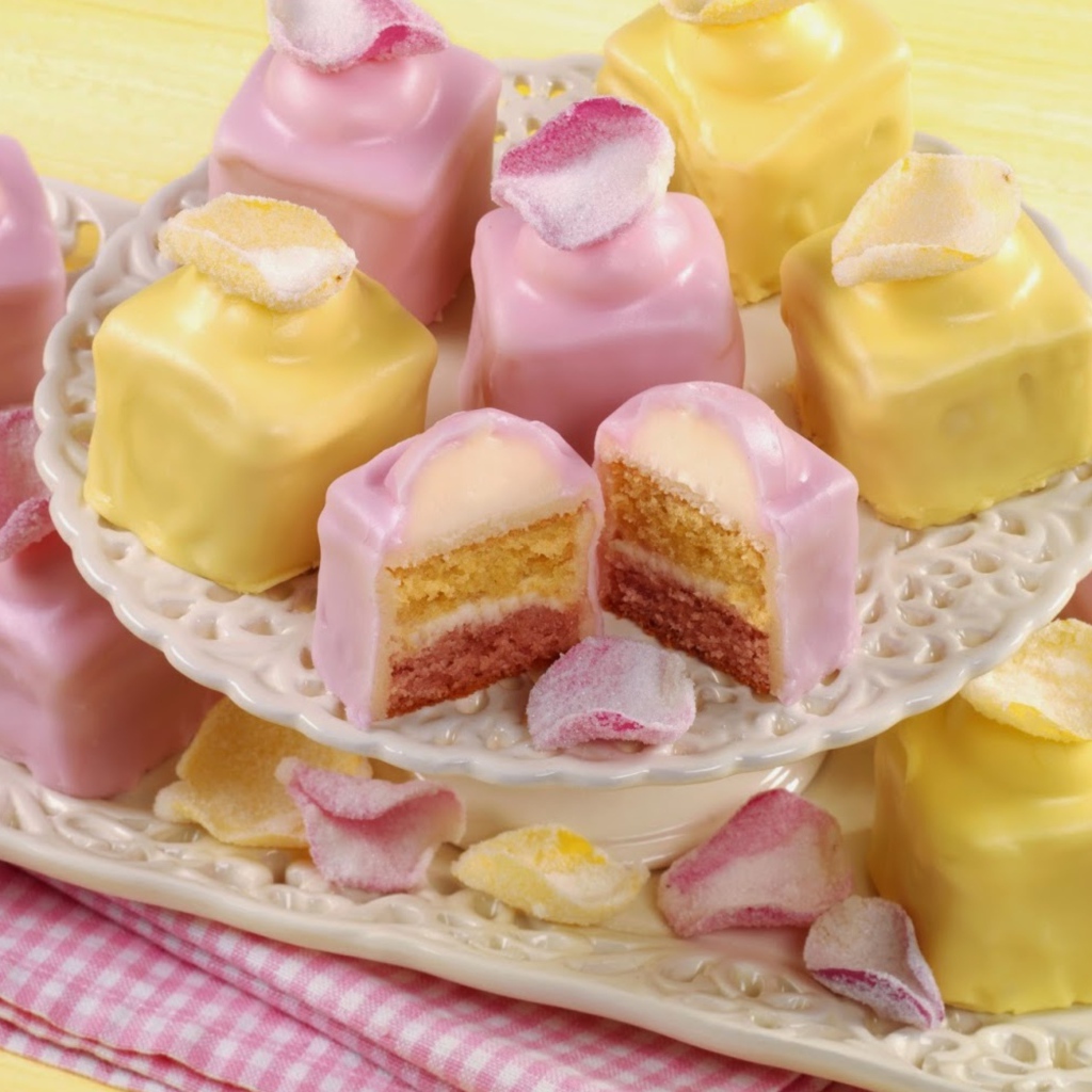 Аппетитное печенье в глазури на столе 