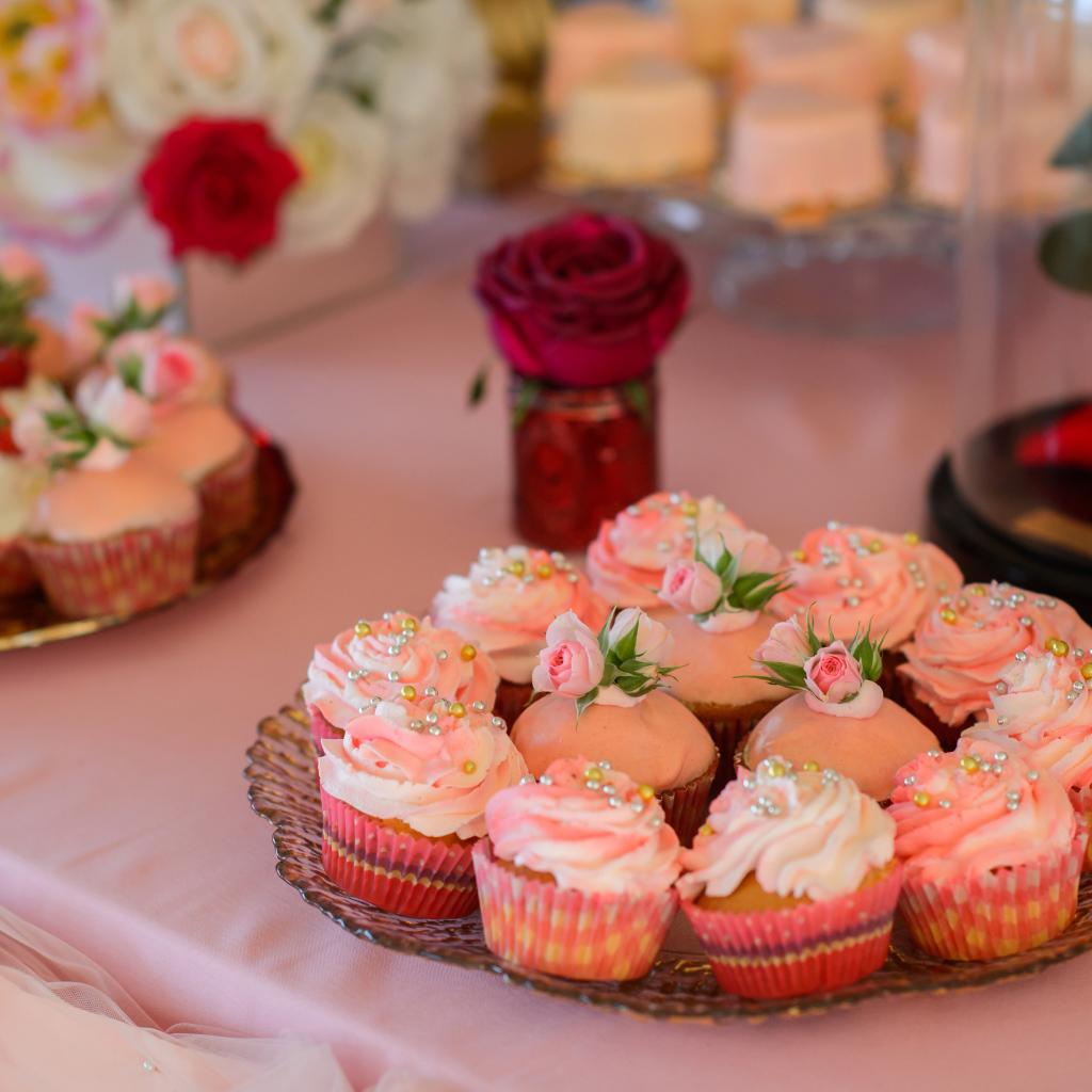 Аппетитные дизайнерские капкейки на столе
