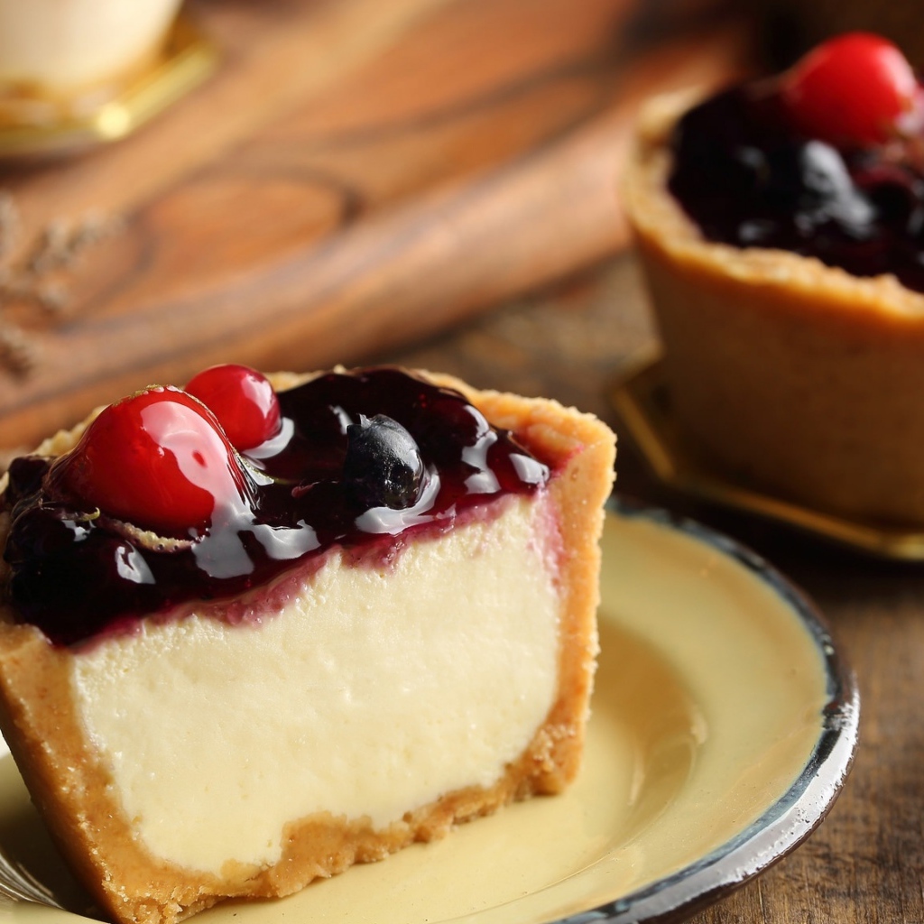 Аппетитный десерт с джемом с ягодами 