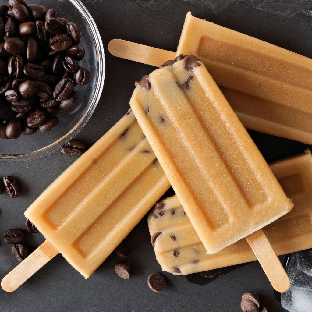 Аппетитное фруктовое мороженое с кофейными зернами