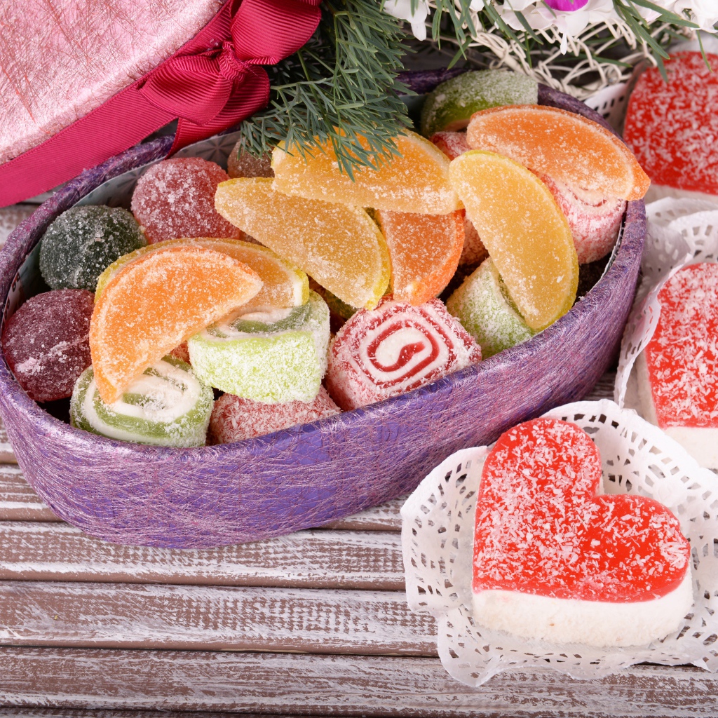 Аппетитные мармеладные конфеты на столе