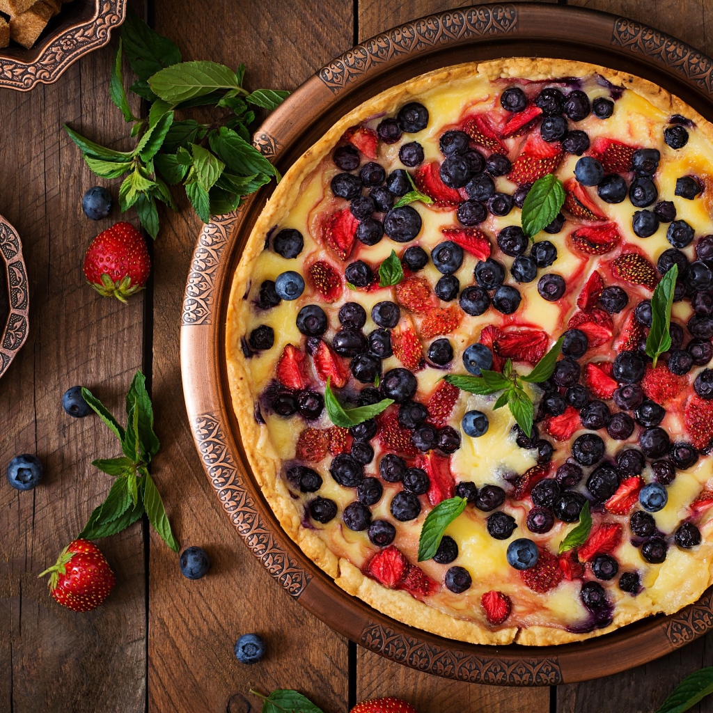 Аппетитный пирог с ягодами на деревянном столе