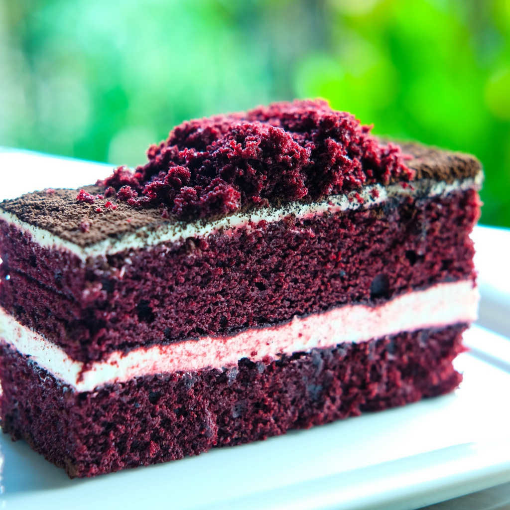 Аппетитный кусок торта с кремом