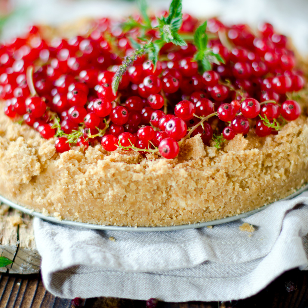 Аппетитный песочный пирог с красной смородиной