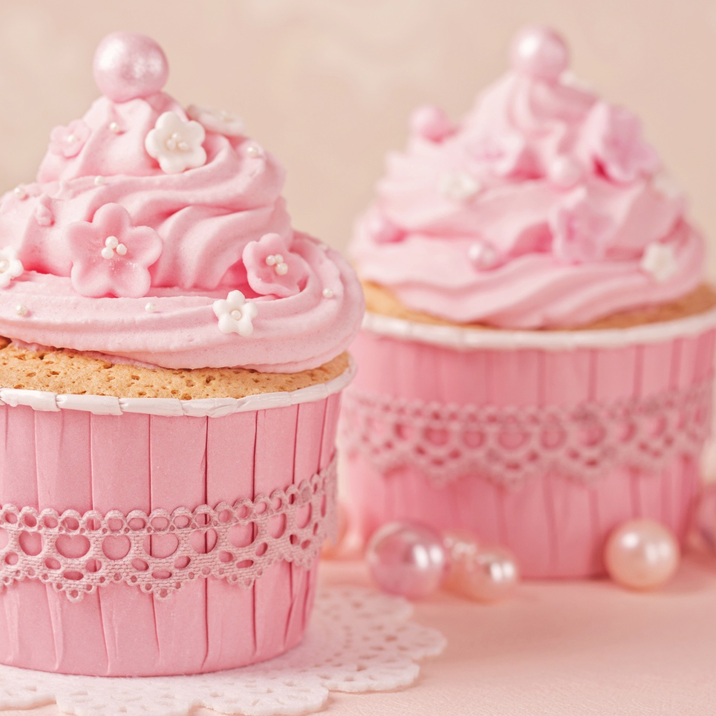 Аппетитные сладкие кексы с розовым кремом 