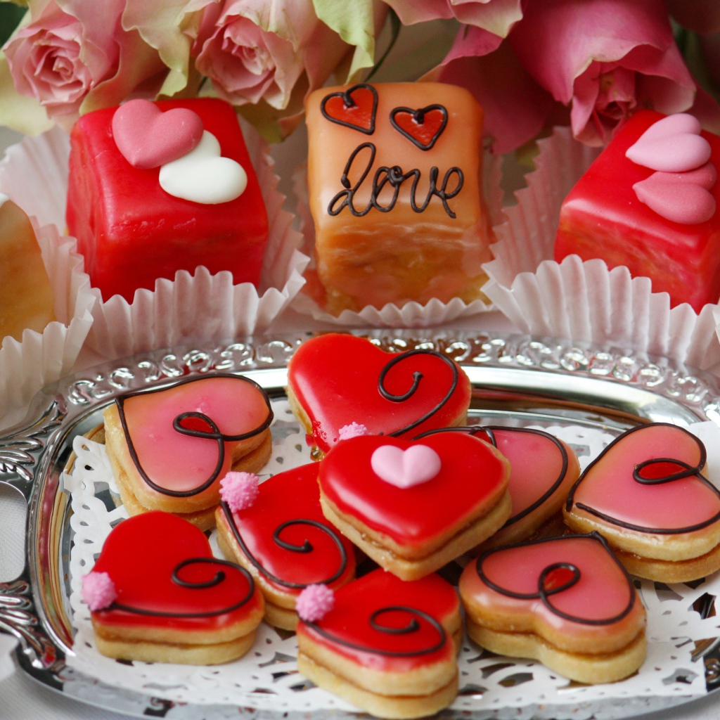 Аппетитное сладкое печенье в форме сердечек