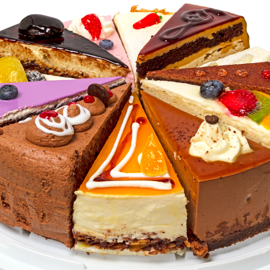 Ассорти из кусков торта на белом фоне