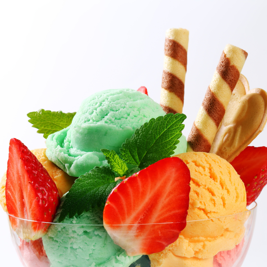 Шарики разноцветного мороженого с клубникой и трубочками