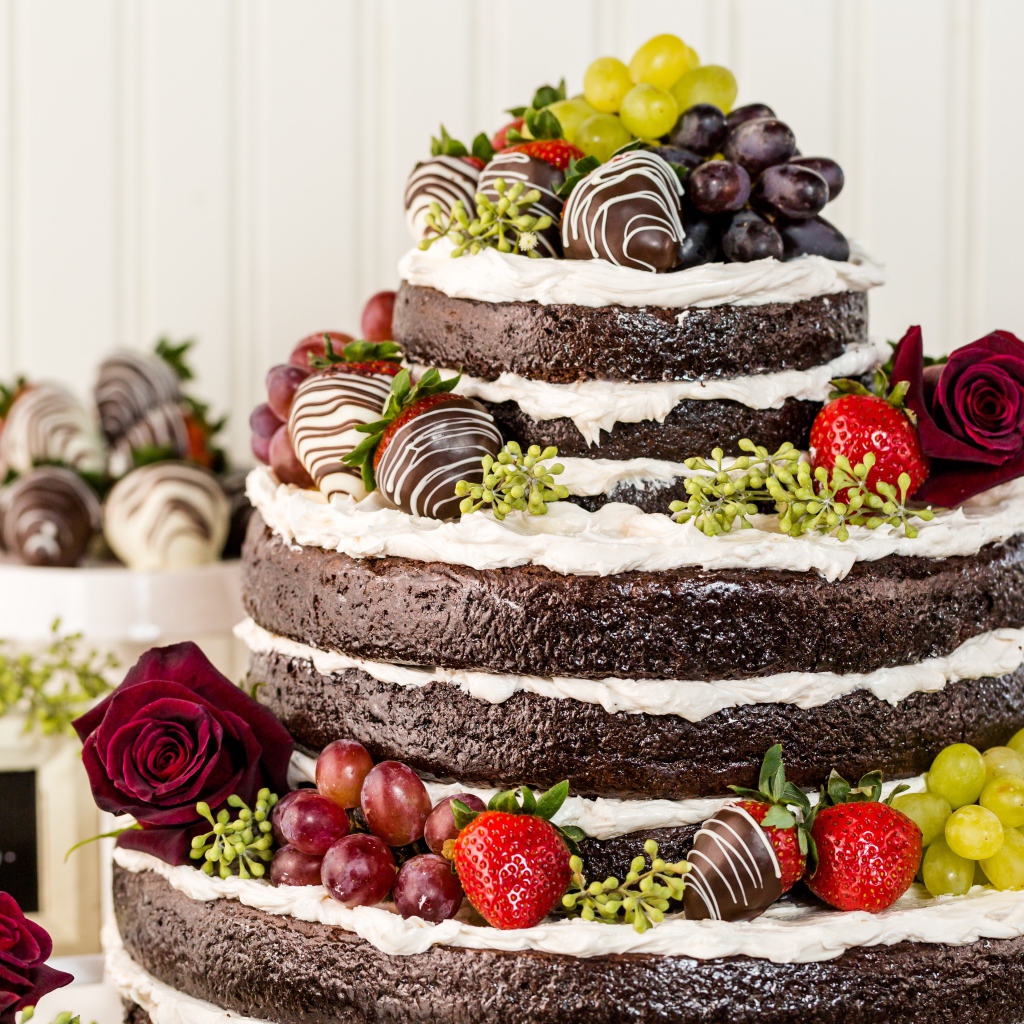 Красивый большой торт с ягодами