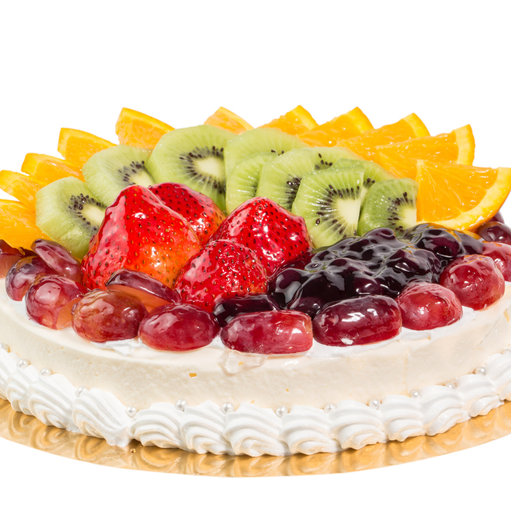 Красивый праздничный торт с ягодами на белом фоне