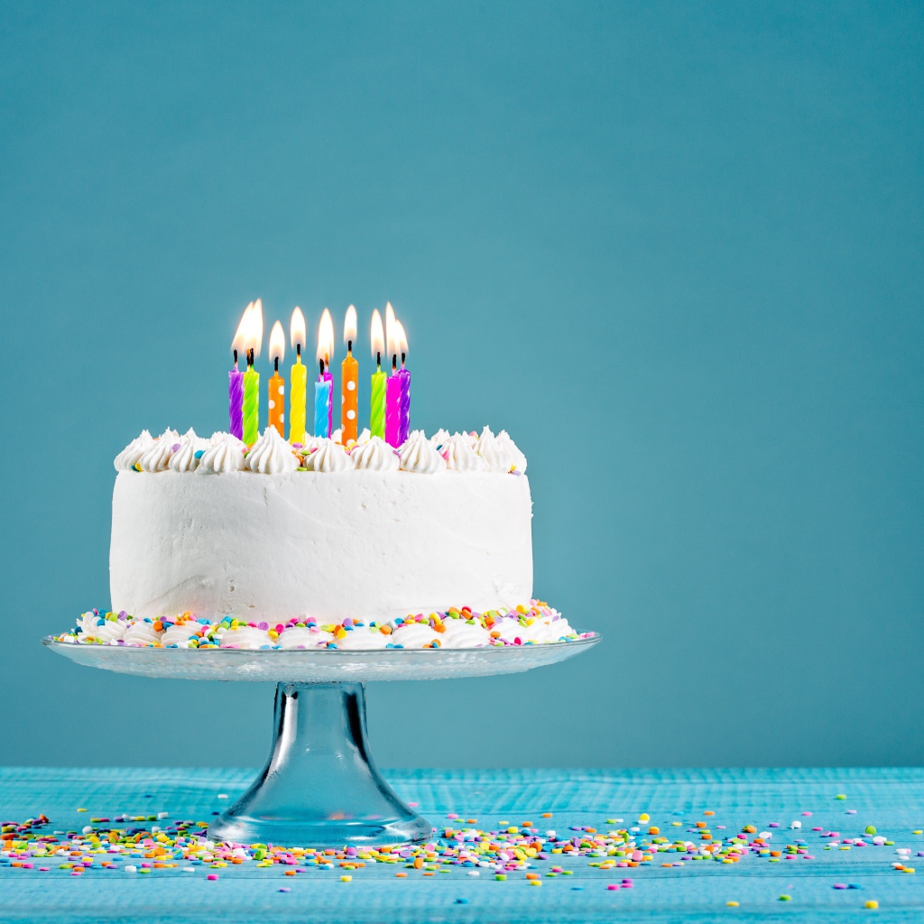 Красивый торт со свечками на день рождения