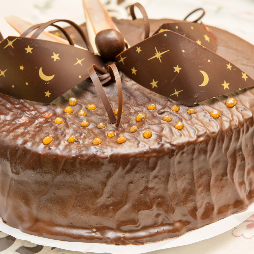 Красивый праздничный торт с шоколадом