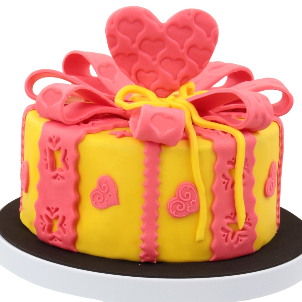 Красивый торт с сердечками из мастики на белом фоне