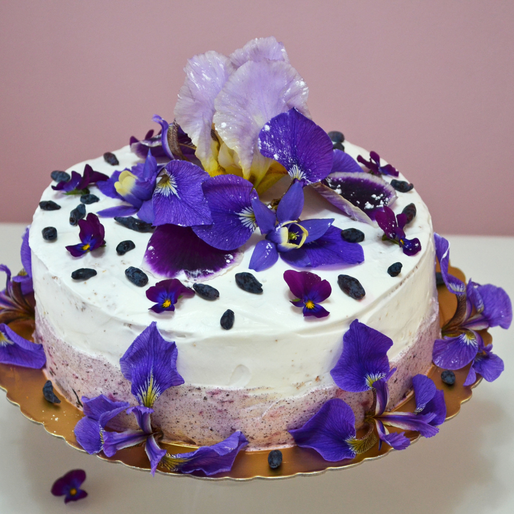 Красивый торт с фиолетовыми цветами ириса 