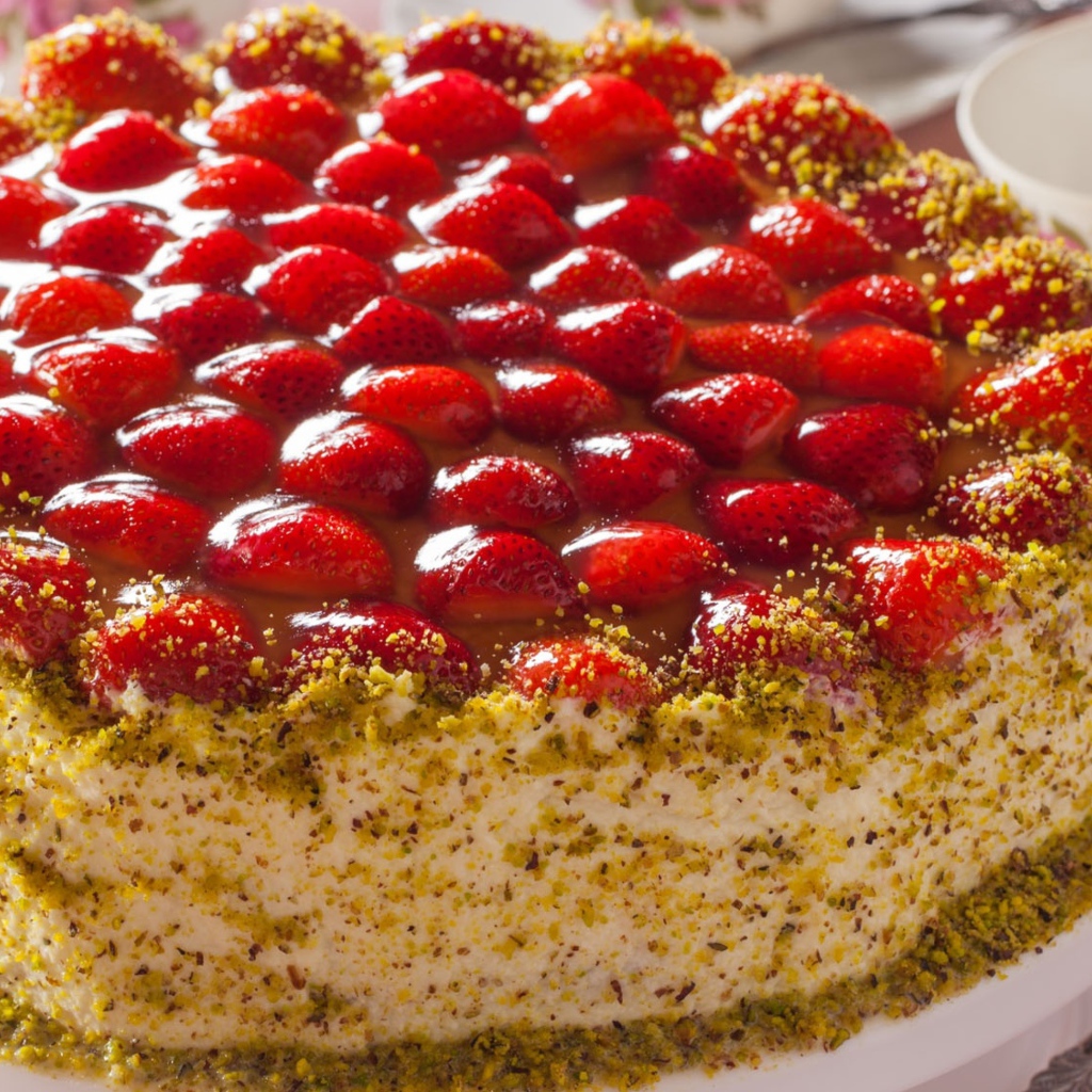 Красивый торт с клубникой 