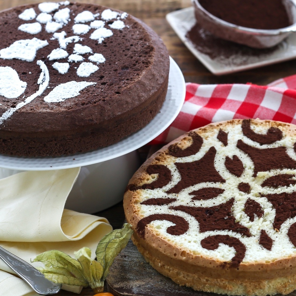 Красивые пироги с рисунком на столе с ягодами