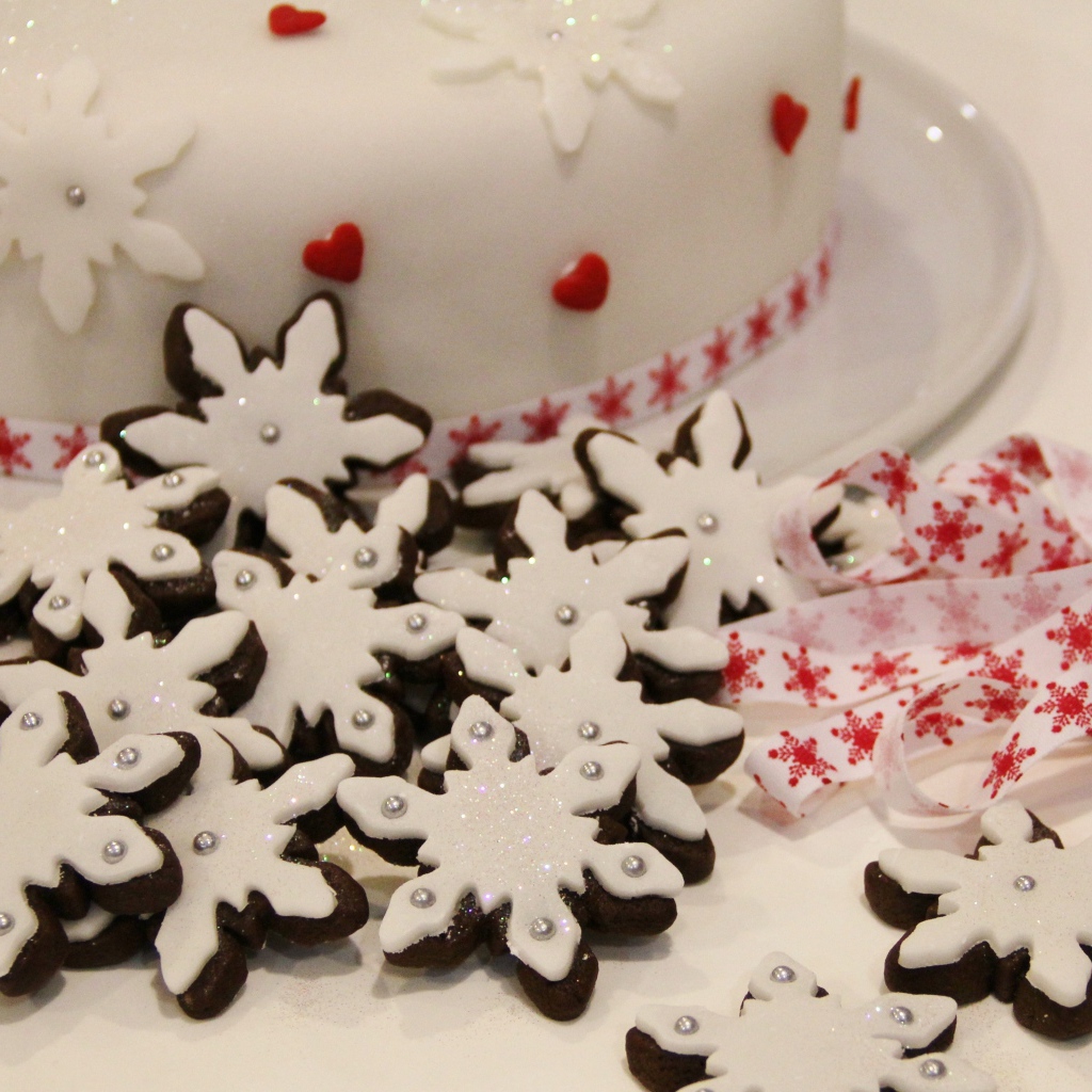 Красивое аппетитное печенье снежинки с глазурью 