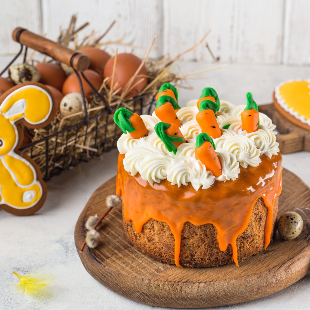 Красивый праздничный кулич с кремом 