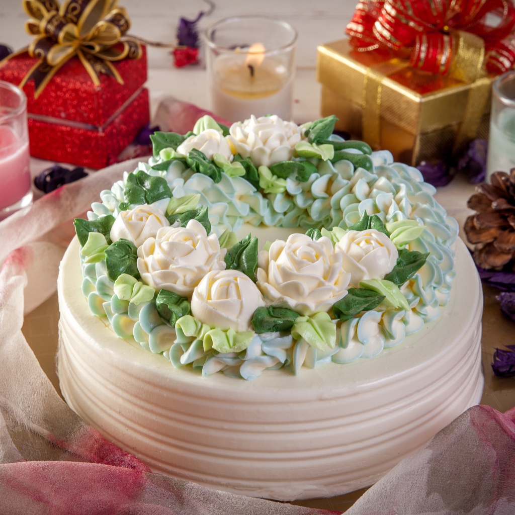 Красивый праздничный торт на столе с подарками и свечами