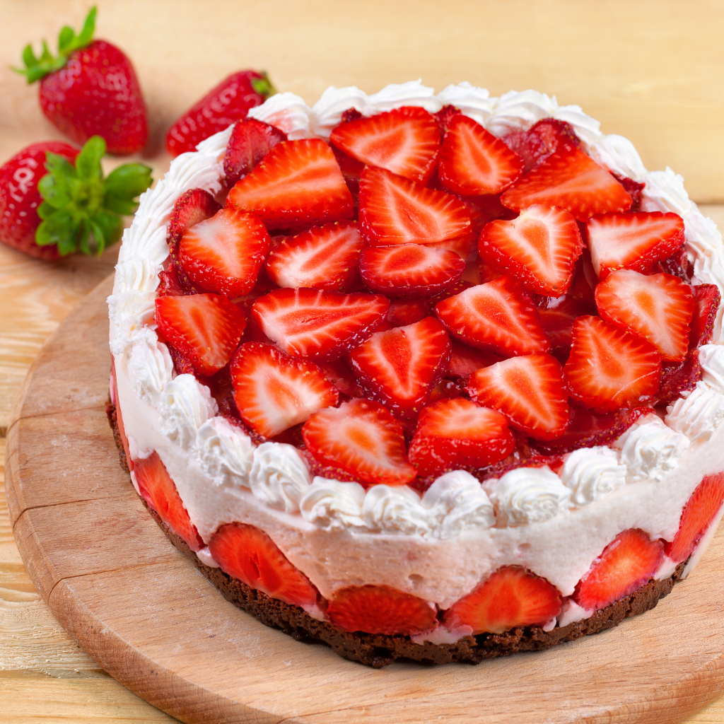 Красивый праздничный торт мусс с клубникой