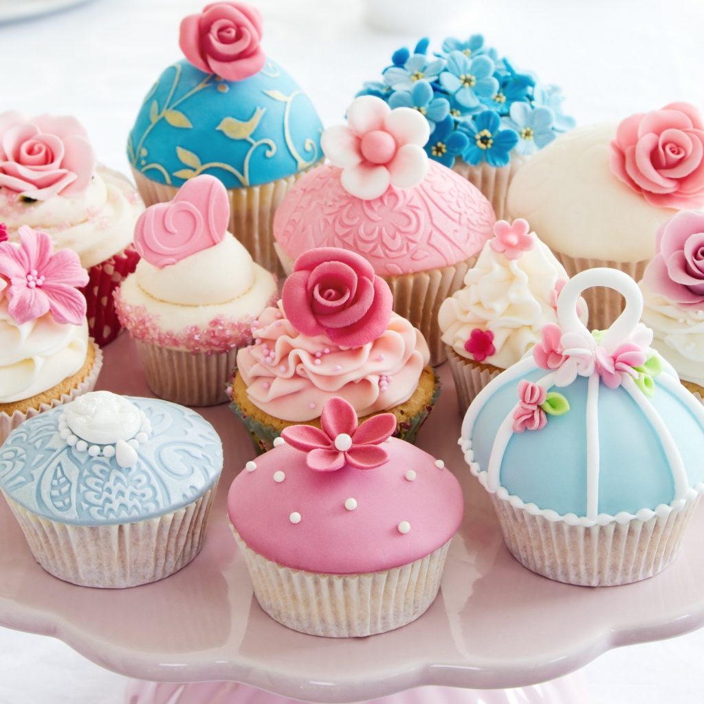 Красивые праздничные маффины с украшениями из мастики