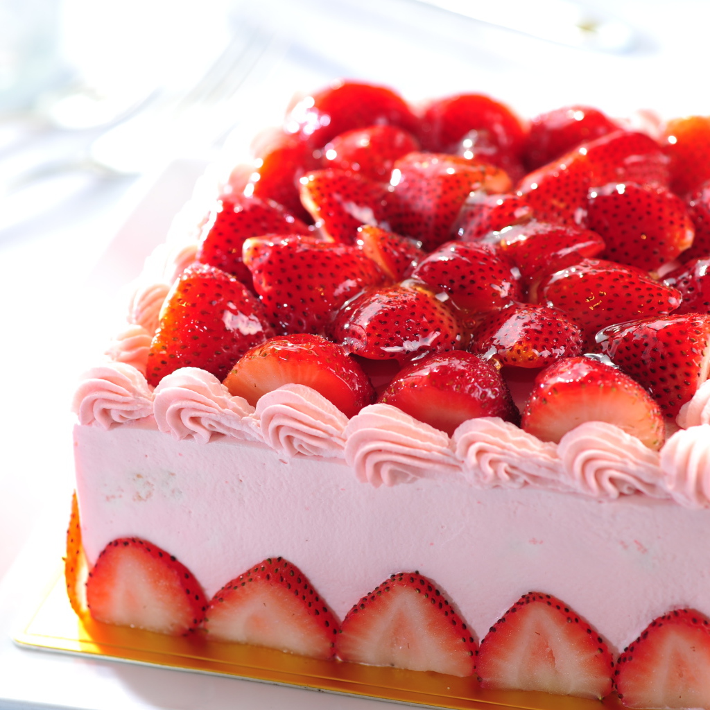 Красивый праздничный торт суфле с клубникой