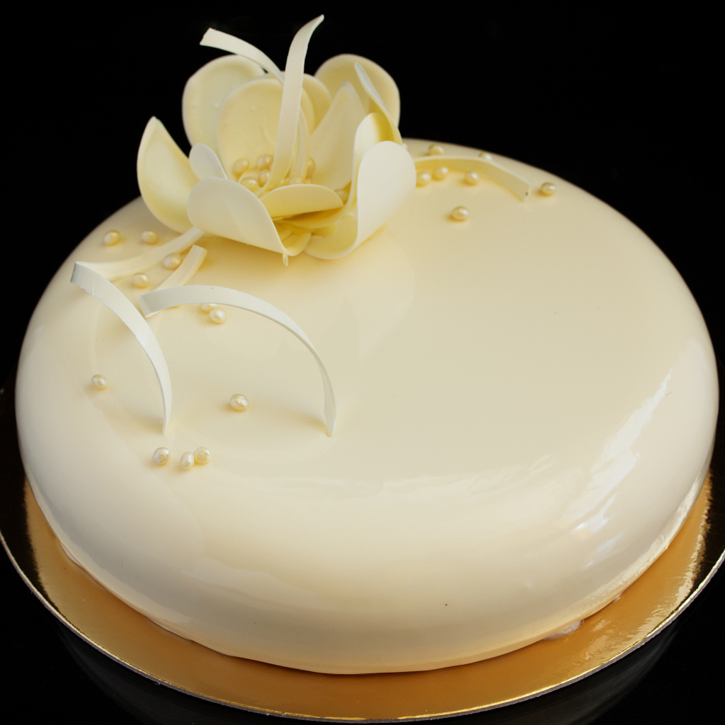 Красивый глянцевый торт с белым цветом