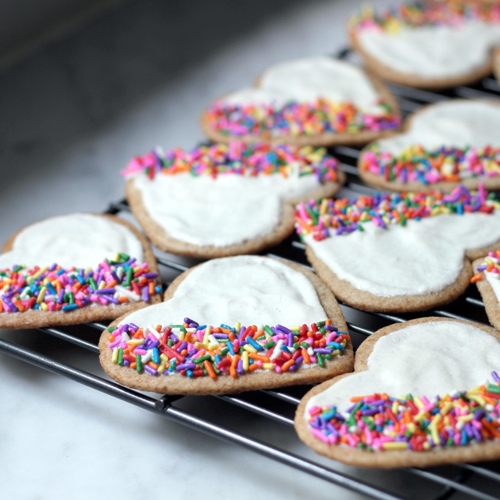 Красивое печенье в форме сердца с сахарной глазурью