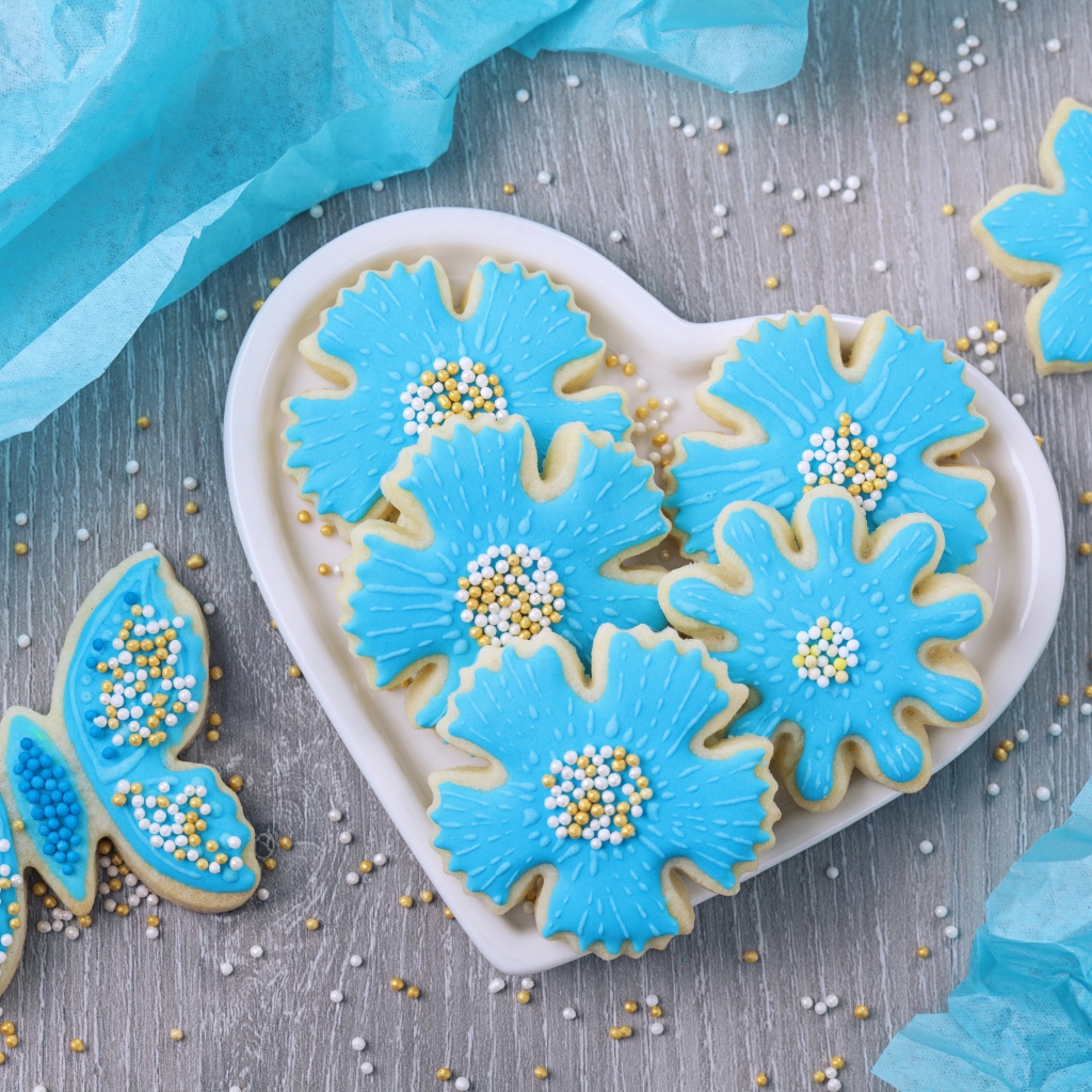 Красивое праздничное печенье с голубой глазурью